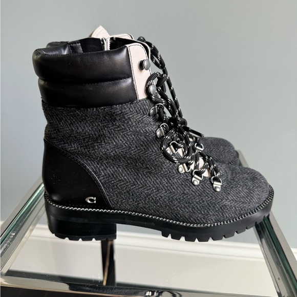 Coach boots. Women. Pre-owned. Size U.S. 7. EU 7.5 - Picture 6 of 6